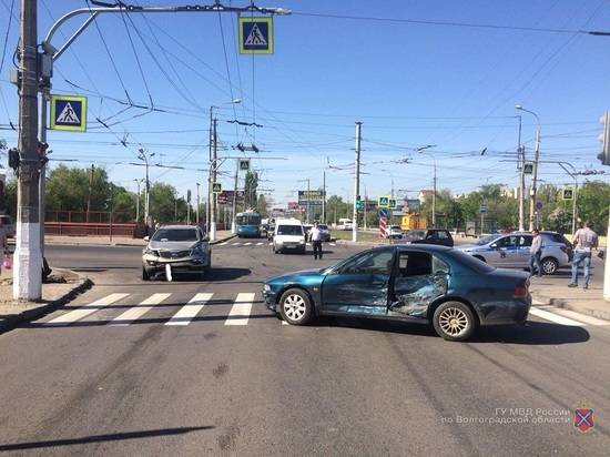 В Волгограде две автоледи устроили ДТП: одна оказалась в больнице