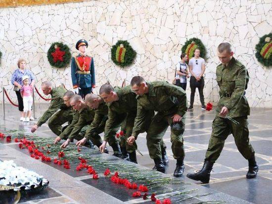 Призывники из Волгограда отправились на службу в Президентский полк