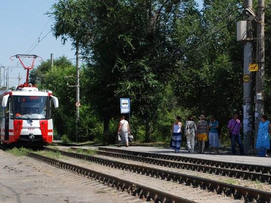 В Волгограде «Гранта» заблокировала движение трамваев