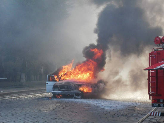 На севере Волгограда ночью сгорел Mercedes-Benz
