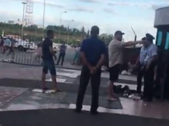 Волгоградец устроил потасовку с полицией у ТРЦ «КомсоМолл»
