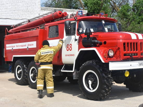В Волгоградской области пожарные на учениях усмирили условный огонь