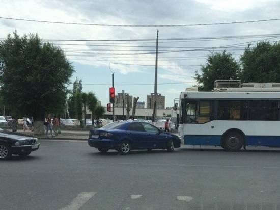 В Волгограде иномарка протаранила троллейбус
