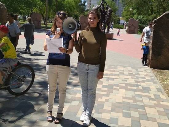 В парках и скверах Волгограда волонтеры провели акцию «Дети и окна»
