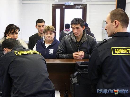 На «оптовке» в Волгограде поймали 27 иностранцев-нарушителей