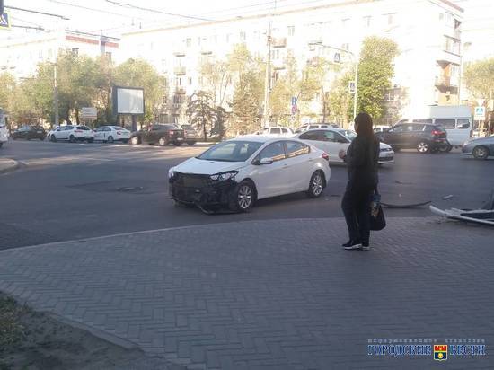 В центре Волгограда в ДТП у машины оторвало бампер