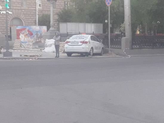 В центре Волгограда такси «встретилось» с забором