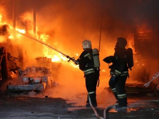 На севере Волгограда ночью в многоэтажке загорелся мусоропровод