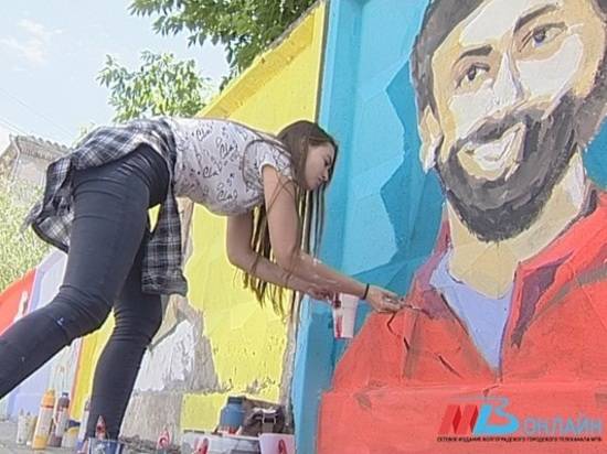 К ЧМ-2018 студентки рисуют на заборе в Волгограде портреты футболистов