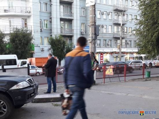 Машина такси снесла ограждение и вылетела на тротуар на севере Волгограда