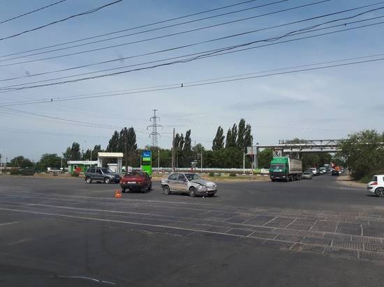 В Волжском «притерлись» две отечественные легковушки