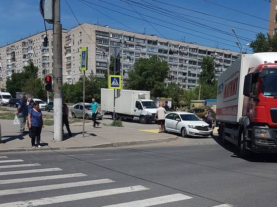 В Краснооктябрьском районе иномарка «догнала» фуру