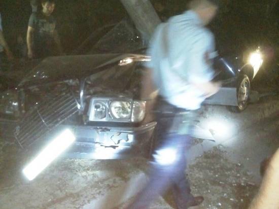 В Волжском после столкновения с легковушкой Mercedes «обнял» столб