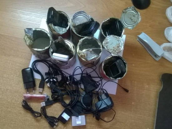 В волгоградскую колонию пытались передать смартфоны и плееры в консервах