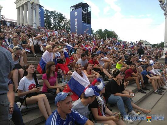На фестивале болельщиков в Волгограде началось выступление «Маши и Медведей»