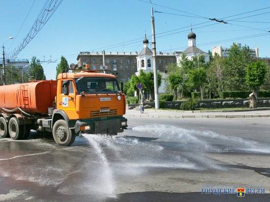 В Волгограде дороги из-за экстремальной жары охлаждают водой