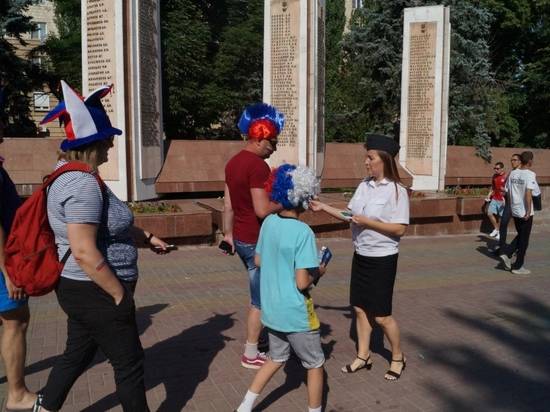300 флажков с «долговой» кричалкой раздали приставы в Волгограде