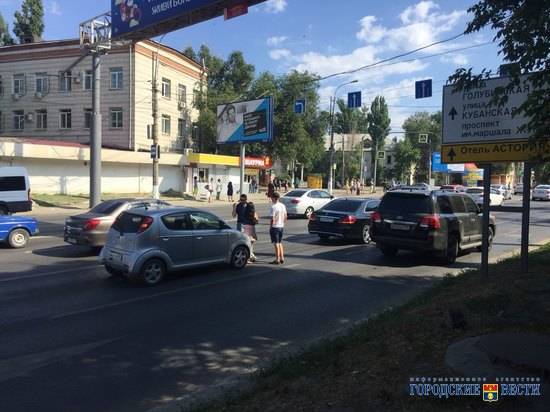 Авария застопорила улицы Рокоссовского и Ангарскую в Волгограде