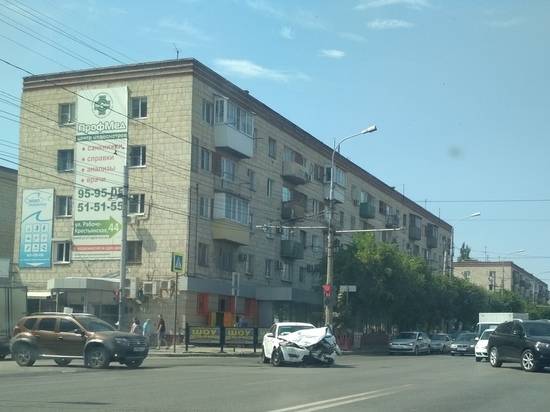 Осколки по всей дороге: в Волгограде «встретились» две иномарки
