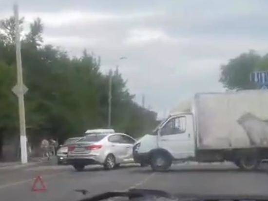 Пробка собирается: на севере Волгограда грузовик протаранил иномарку