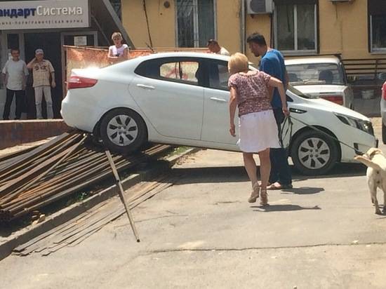 В центре Волгограда автоледи забыла о ручнике и чуть не улетела в фонтан