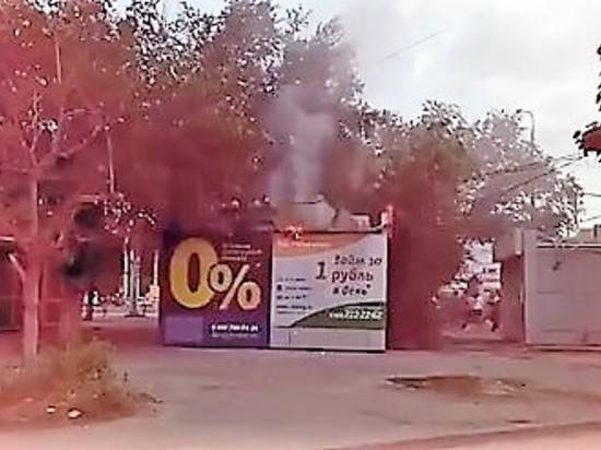 На юге Волгограда сгорел павильон микрозаймов