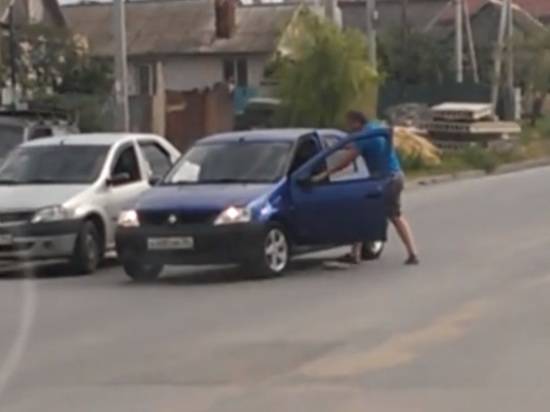 В Волгограде водители двух Renault едва не подрались из-за нарушения ПДД