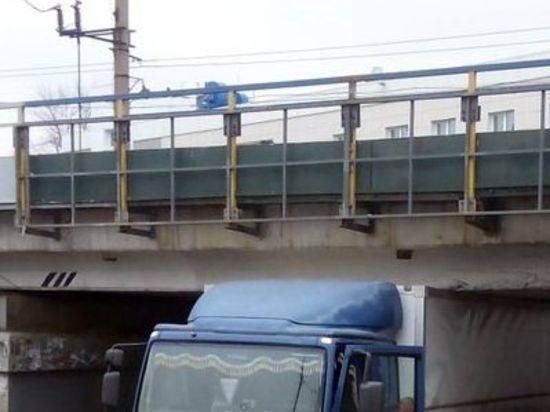 В Волгограде фура застряла под мостом железнодорожного переезда