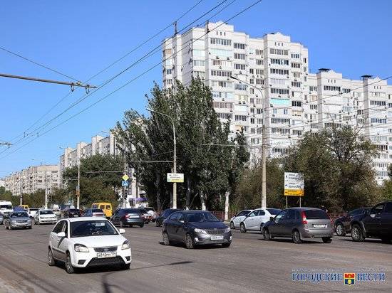 Дорожники меняют поврежденный участок ливневки на севере Волгограда