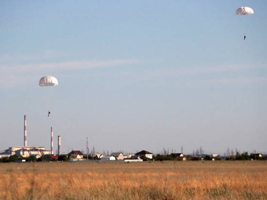 В день ВДВ студенты ВолГУ впервые прыгнули с парашютом