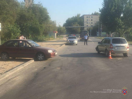 На западе Волгограда автоледи не уступила дорогу: пострадали двое