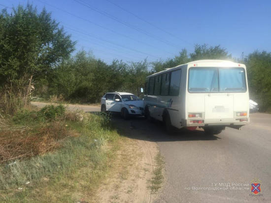 Под Волгоградом автобус протаранил иномарку на трассе