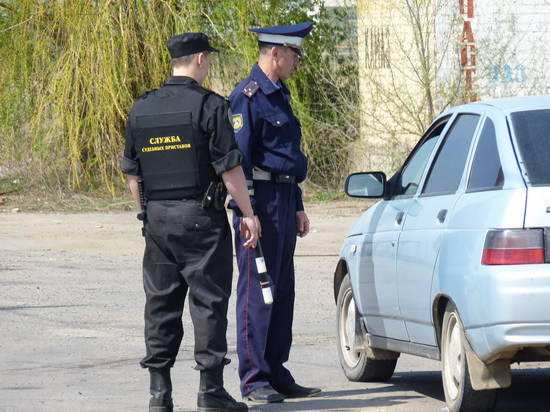 Волгоградский алиментщик с долгом в 700 тысяч рублей убегал от приставов через забор