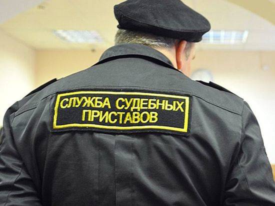 Волгоградский должник кинулся наутек от приставов, бросив машину