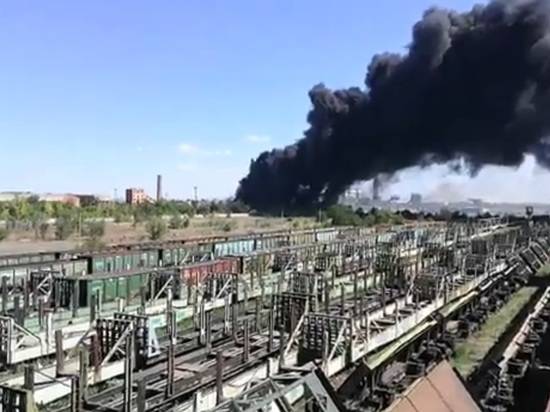 В Волжском огнеборцы тушат серьезный пожар на складе покрышек