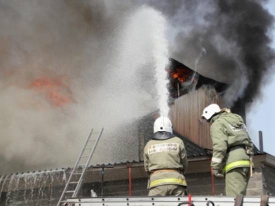 Неизвестные сожгли верхний этаж частного коттеджа в Новом Рогачике