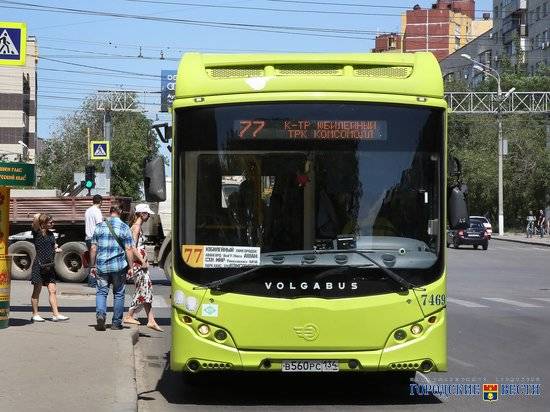 В Волгограде лихач на Hyundai Solaris из-за места на парковке подрезал автобус