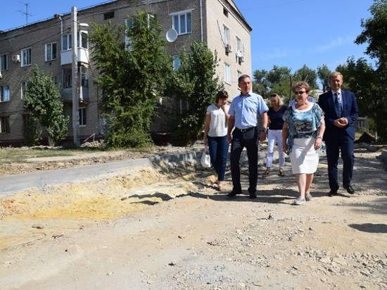 В Волгограде депутат Госдумы проинспектировала работы по благоустройству во дворах