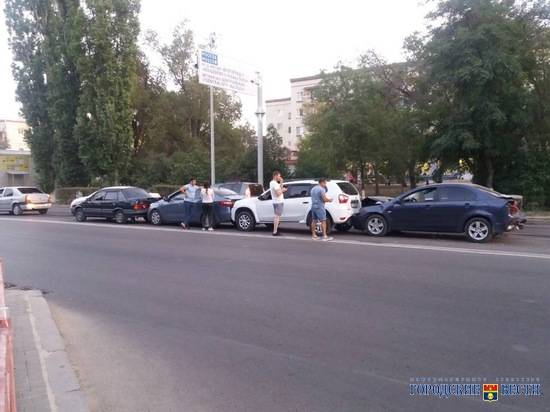 В центре Волгограда собрался паровоз из пяти машин