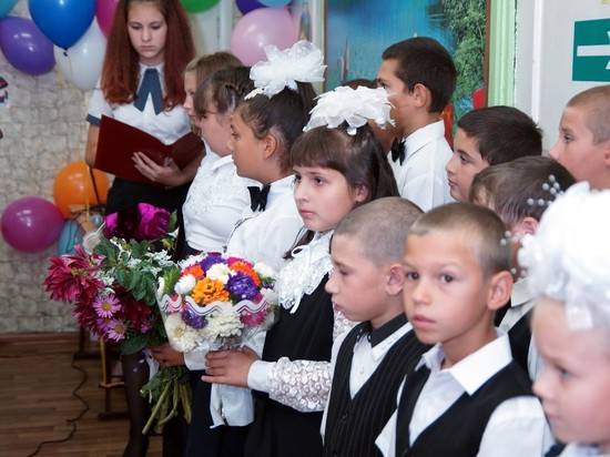 Депутаты Волгоградской облдумы поздравили школьников с Днем знаний
