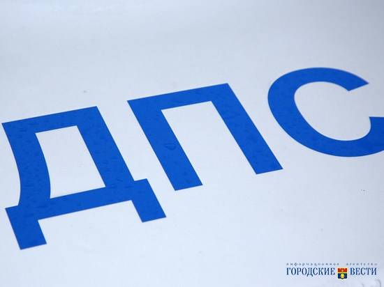 В Волжском иномарка протаранила дерево: пострадала пассажирка