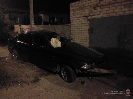 В Камышине 27-летний водитель на BMW ночью протаранил гараж