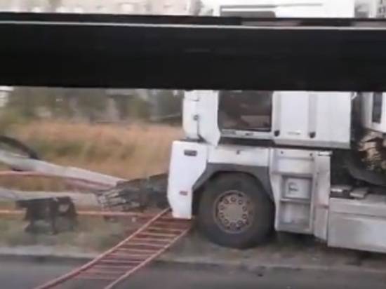 На юге Волгограда многотонная фура снесла забор и столб на Второй продольной