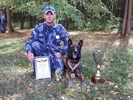 Волгоградский кинолог и его собака стали лучшими по розыскному профилю на чемпионате ФСИН