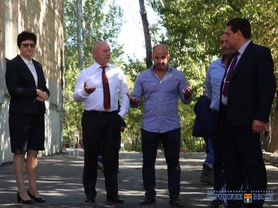Виталий Лихачев проверил асфальтирование подъезда к гимназии № 14