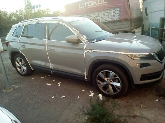 На западе Волгограда дорогую Skoda Kodiaq «заклеили» монтажной пеной