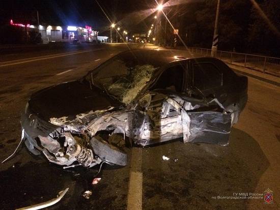 На юге Волгограда Renault угодило под фуру