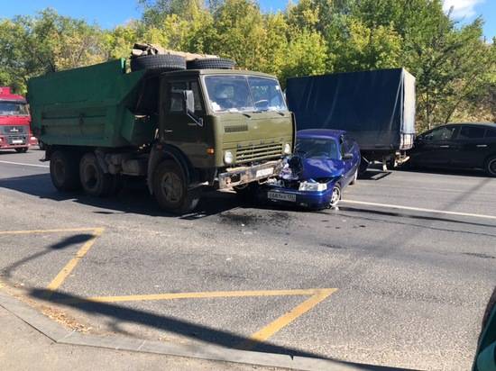 На севере Волгограда легковушка угодила под КамАЗ