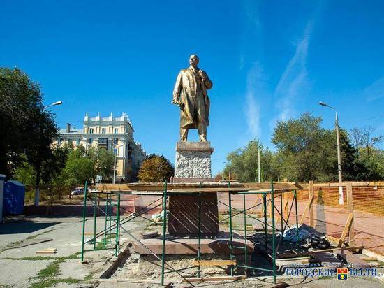 На севере Волгограда памятник Ленину засиял позолотой