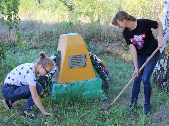 В Серафимовичском районе экологи и студенты обновляют памятники ВОВ